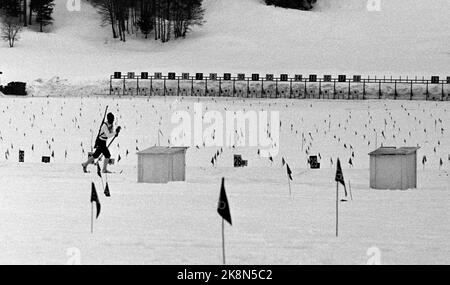 Grenoble, Francia 196802 Giochi olimpici invernali a Grenoble. Biathlon. Magnar Solberg prende l'oro a 20 chilometri. Qui in azione nel sentiero, sulla strada per lo stand. Foto: Corrente / NTB Foto Stock