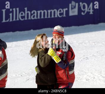 Hafjell 19940225. Le Olimpiadi invernali a Lillehammer Norvegia si combinano con oro, argento e bronzo. Kjetil Andre Aamodt danza vittoria con una delle ragazze fiore dopo il suo secondo posto su Hafjell. Foto: Calle Törnström / NTB Foto Stock