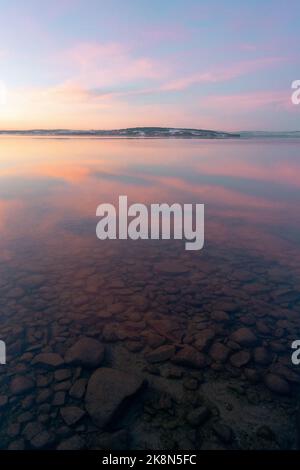 Sulle rive del lago MjÃ¸sa una serata invernale. Foto Stock