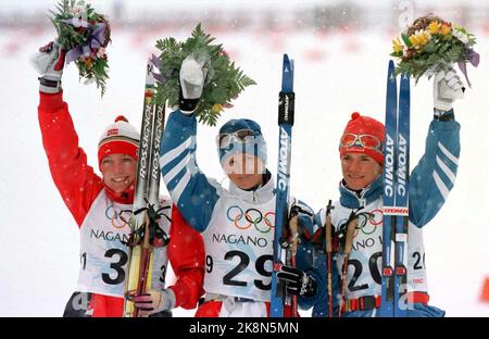 Hakuba, Giappone 19980208: Olga Danilova ha vinto 15 chilometri per le donne, Larissa Lasutina ha preso argento e Anita Moen Guidon (t.v.) bronzo. Foto: Per Løchen, NTB Foto Stock