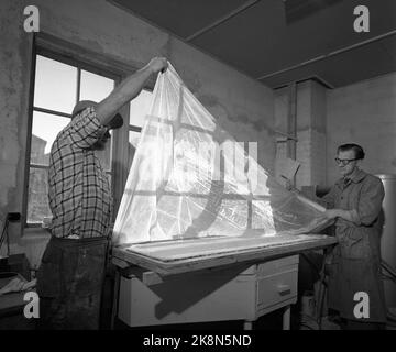 LUNDE in Telemark, 1956. Produzione del troll norvegese. Qui sei strati di tappetini in fibra di vetro impastati insieme alla plastica e successivamente pressati l'aiuto Mved di aria compressa. Si rimuove il cellofano e si essicca per tre settimane. Foto: Sverre A. Børretzen/ NTB/ NTB Foto Stock