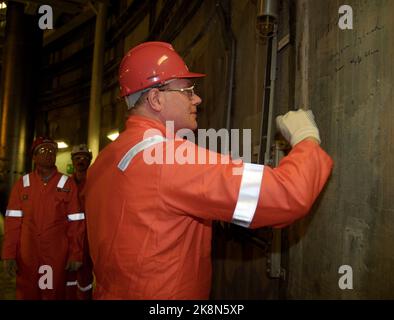 Mare del Nord 19970627 incontro del primo ministro nordico a Bergen. Il Ministro di Stato Paavo Lipponen, finlandese, sulla piattaforma Troll A. Scrive qui un autografo su un muro di cemento, Thorbjørn Jagland ha scritto anche un autografo. Foto: Cornelius Poppe / NTB Foto Stock