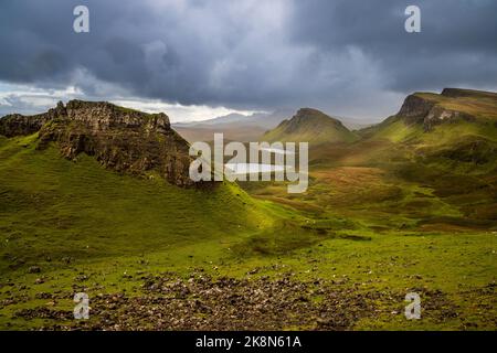 Cnoc a Mheirlich dal percorso di Quiraing sul crinale di Trotternish, Isola di Skye, Scozia Foto Stock