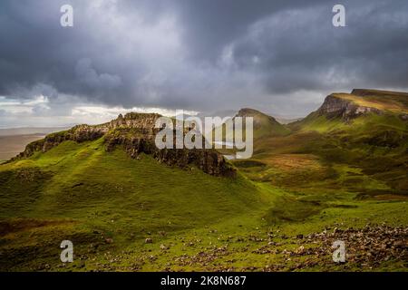 Cnoc a Mheirlich dal percorso di Quiraing sul crinale di Trotternish, Isola di Skye, Scozia Foto Stock