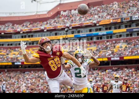 Landover, MD, Stati Uniti. 23rd Ott 2022. Washington Commanders Tight End Cole Turner (85) tenta di catturare la palla con Eric Stokes, Cornerback dei Green Bay Packers (21) in difesa a Landover, MD. Fotografo: Cory Royster. Credit: csm/Alamy Live News Foto Stock