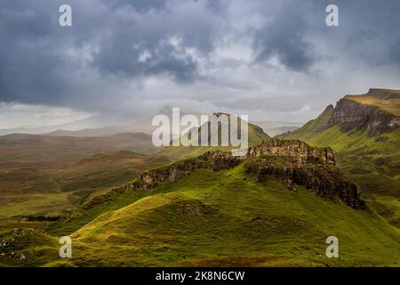 Cnoc a Mheirlich dal percorso di Quiraing sul crinale di Trotternish, Isola di Skye, Scozia Foto Stock