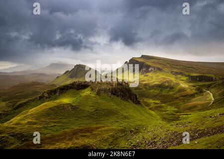 Cnoc a Mheirlich dal percorso di Quiraing sul crinale di Trotternish, Isola di Skye, Scozia Foto Stock