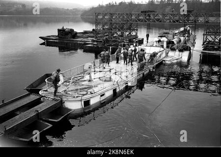 Minnesota Maggio 1967 Febbraio 8, 'il cigno bianco di Mjøsa', il gommone di 111 anni Skibladner è stato girato giù nel ghiaccio a Minnesota dove era in deposito invernale. Dopo mesi di intenso lavoro, la barca è ora sollevata, tra cui assistito da rane di Falken e equipaggi delle armi Army Engineering. Ora, sono in tour estesi lavori di restauro. Panoramica della barca durante il restauro. Foto: Storløkken / corrente / NTB Foto Stock