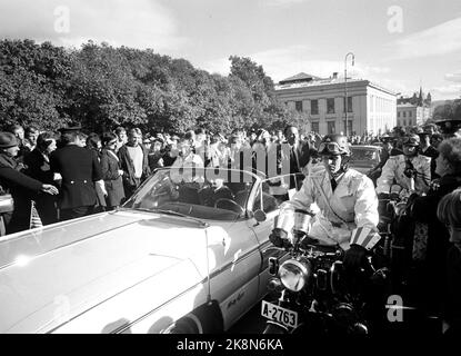 Oslo 19691010 gli astronauti americani Buzz Aldrin, Neil Armstrong e Michael Collins di 'Apollo 11', che all'inizio dello stesso anno sbarcarono sulla luna, sono in tour europeo. Qui i tre visitarono lo Storting, e dopo la visita guidarono in macchina aperta fino a Karl Johan. Da V: Aldrin, Armstrong e Collins. Include il caos quando l'auto più vicina alla piazza del castello. Foto: Aage Storløkken / corrente / NTB Foto Stock