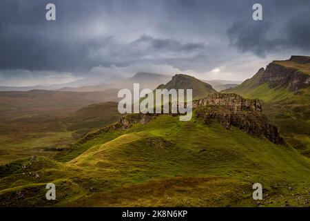 Cnoc a Mheirlich dal percorso di Quiraing sul crinale di Trotternish, Isola di Skye, Scozia Foto Stock