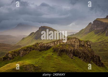 Cnoc a Mheirlich dal percorso di Quiraing sul crinale di Trotternish, Isola di Skye, Scozia Foto Stock