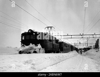 Nelaug stazione 19510207: Forte nevicata sulla parte meridionale del paese ha creato caos nel traffico ferroviario. In totale, cinque treni sono rimasti bloccati nelle masse di neve alle stazioni di Helldalsmo e Nelaug, e i passeggeri hanno dovuto trascorrere la notte in treni ghiacciati. Qui uno dei treni alla stazione di Nelaug. Foto: NTB / NTB Foto Stock