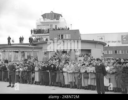 Fornebu, Bærum 19530506. La regina Giuliana e il principe Bernhard dei Paesi Bassi in tre giorni ufficialmente visitano la Norvegia. Molti spettatori erano arrivati all'arrivo della regina Giuliana a Fornebu. FOTO: VALLDAL NTB / NTB Foto Stock