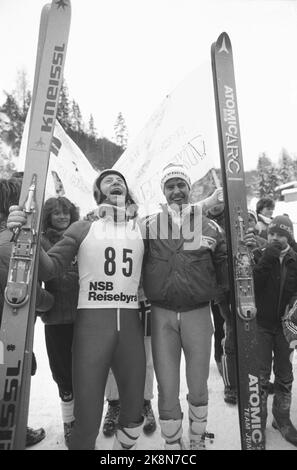 Vang 19860201. NM in salto per gli uomini, piccola collina. Un giubilante Roger Ruud che divenne campione norvegese in una piccola collina a Vang. Qui insieme a Rolf Åge Berg (t.H.) che è venuto al 2nd° posto. Sci di salto. Foto: Bjørn Sigurdsøn NTB / NTB Foto Stock