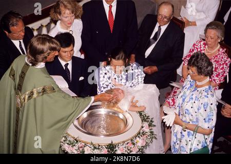 Oslo 19890620: La figlia di Ingeborg della principessa Ragnhild e Erling Lorentzen battezza la figlia Victoria Ragna Ribeiro nella cappella del castello. Qui al fonte battesimale genitori Paulo Ribeiro e Ingeborg con il bambino. A destra principessa Astrid, principessa Ragnhild e re Olderfar Olav. Foto: Knut Falch Scanfoto / NTB Foto Stock