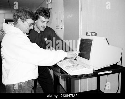 Calgary, Canada 198802: Olympic Calgary 1988. L'allenatore nazionale Åke Jønsson e Terje Langli studiano le previsioni del tempo sul computer nella città olimpica di Canmore. Foto: Bjørn Sigurdsøn Foto Stock