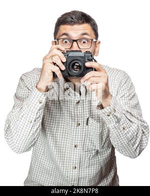 Bell'uomo in occhiali e una maglietta a quadri, sorridendo e scattando foto con una macchina fotografica vintage Foto Stock