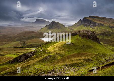 Cnoc a Mheirlich dal percorso di Quiraing sul crinale di Trotternish, Isola di Skye, Scozia Foto Stock