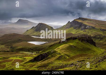 Cnoc a Mheirlich, Cleat e la Trotternish Ridge dal Quiraing, Isola di Skye, Scozia Foto Stock