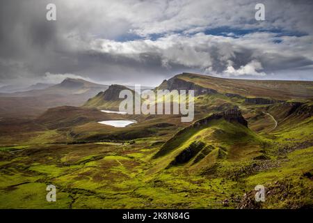 Cnoc a Mheirlich dal percorso di Quiraing sul crinale di Trotternish, Isola di Skye, Scozia Foto Stock