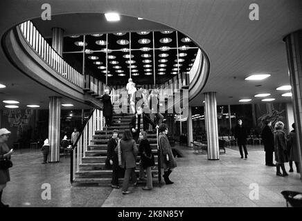 Fornebu Febbraio 1970 dall'Aeroporto di Oslo Fornebu. Cosa succede in un aeroporto durante il giorno? Dalla sala degli arrivi. Persone in attesa. Foto: Per Ervik / corrente / NTB Foto Stock