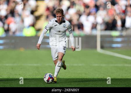 Swansea, Regno Unito. 23rd Ott 2022. Ollie Cooper della città di Swansea in azione. Partita del campionato EFL Skybet, Swansea City contro Cardiff City al Swansea.com Stadium di Swansea, Galles, domenica 23rd ottobre 2022. Questa immagine può essere utilizzata solo per scopi editoriali. Solo per uso editoriale, licenza richiesta per uso commerciale. Nessun utilizzo nelle scommesse, nei giochi o nelle pubblicazioni di un singolo club/campionato/giocatore. pic di Andrew Orchard/Andrew Orchard SPORTS photography/Alamy Live news Credit: Andrew Orchard SPORTS photography/Alamy Live News Foto Stock