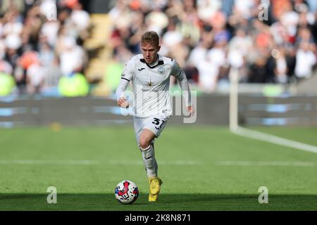 Swansea, Regno Unito. 23rd Ott 2022. Ollie Cooper della città di Swansea in azione. Partita del campionato EFL Skybet, Swansea City contro Cardiff City al Swansea.com Stadium di Swansea, Galles, domenica 23rd ottobre 2022. Questa immagine può essere utilizzata solo per scopi editoriali. Solo per uso editoriale, licenza richiesta per uso commerciale. Nessun utilizzo nelle scommesse, nei giochi o nelle pubblicazioni di un singolo club/campionato/giocatore. pic di Andrew Orchard/Andrew Orchard SPORTS photography/Alamy Live news Credit: Andrew Orchard SPORTS photography/Alamy Live News Foto Stock