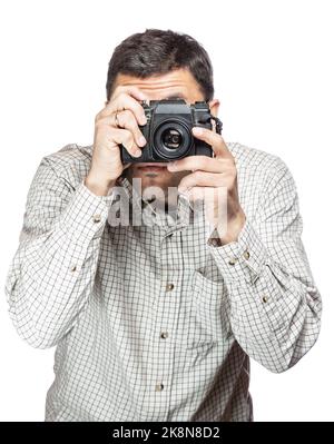 Bell'uomo in occhiali e una maglietta a quadri, sorridendo e scattando foto con una macchina fotografica vintage Foto Stock