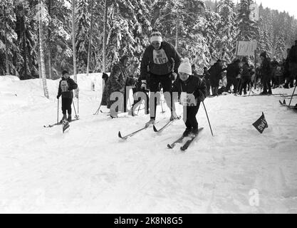 Oslo 21 gennaio 1967. I corridori di sci del mondo deciso -elite si sono presentati alla linea di partenza quando una cooperativa di alloggi alla periferia di Oslo ha organizzato piste per i più giovani - in collaborazione con la rivista fotografica corrente. Ecco il grande sensazionale uomo di oggi, Morten Aaserud, di cinque anni. Contro Gjermund Eggen aveva un tempo intermedio che aveva fatto bloccare gli occhi alla gente, e quando anche Gjermund aveva una caduta nel sentiero, nessuno aveva pensato; Morten ha vinto! Lo scivolo era buono e le forze si tenevano in abbondanza. Foto: Ivar Aaserud / corrente / NTB Foto Stock