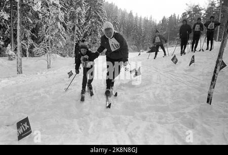 Oslo 21 gennaio 1967. I corridori di sci del mondo deciso -elite si sono presentati alla linea di partenza quando una cooperativa di alloggi alla periferia di Oslo ha organizzato piste per i più giovani - in collaborazione con la rivista fotografica corrente. Qui, Kari Bakke di cinque anni, aiutato a trovare il sentiero da Berit Mørdre, la migliore sciatrice femminile del paese al momento. Foto: Ivar Aaserud / corrente / NTB Foto Stock