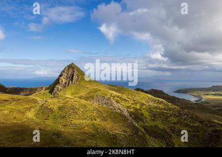 Il percorso attraverso il Quiraing e l'Isola di Skye costa, Scozia Foto Stock