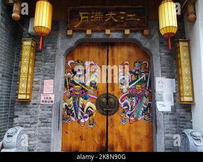 YICHANG, CINA - 23 OTTOBRE 2022 - Una pittura soprannaturale della porta è incollata sulla porta di un commercio di strada a Yichang, provincia di Hubei, Cina, O. Foto Stock