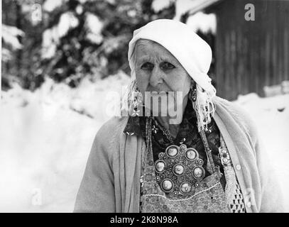 Våler, Solør marzo 1973: Tater-Milla (nato intorno al 1867) fotografato a casa sua a Våler, 86 anni. Porta tiro, orecchini e argento. Il suo nome completo era Jenny Emilie Pettersen. Foto: Ivar Aaserud / corrente / NTB Foto Stock