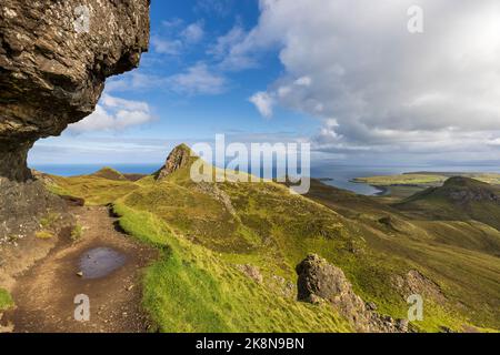 Il percorso attraverso il Quiraing e la costa dell'Isola di Skye, Scozia Foto Stock