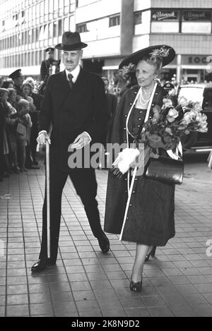 Oslo 19520803. Re Haakon 80 anni 3 agosto 1952. Re Haakon e Principessa della Corona Märtha sulla strada per guardare il film reale al cinema Klingenberg. La Principessa della Corona con cappello e fiori grandi. Re Haakon ders, cappello e canna. Foto: Archivio NTB / NTB Foto Stock