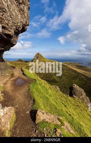 Il percorso attraverso il Quiraing e la costa dell'Isola di Skye, Scozia Foto Stock