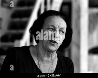 Tangen al Mjøsa giugno 1965 l'autore Ingeborg Refling Hagen (1895-1989) intervistato nella sua casa Fredheim. Parla del suo lavoro sul movimento Suttung che ha iniziato. Il movimento Suttung è un movimento per la diffusione della cultura e della letteratura. Al centro del lavoro del movimento c'è la diffusione della letteratura classica, specialmente di Henrik Wergeland. Il movimento si rivolge in particolare al suo lavoro sui bambini e sui giovani. Foto: Sverre A Børretzen / corrente / NTB Foto Stock