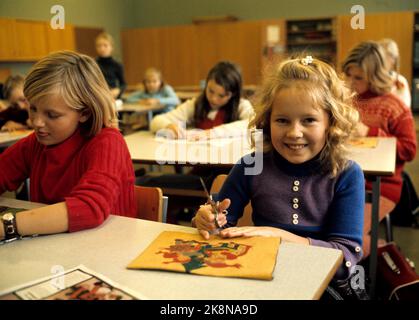 Sandefjord 19711210. Artista Anita Hegerland sul banco della scuola. Foto: Erik Thorberg / NTB / NTB Foto Stock