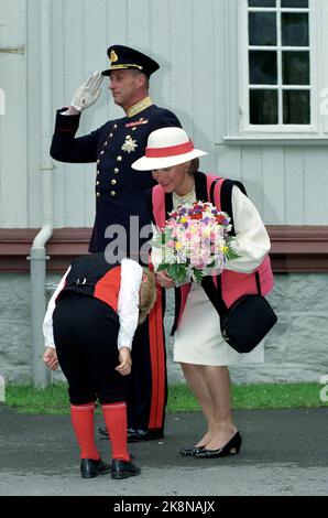 Eidsvoll 19910620: Siggingsferden 1991 giugno. Re Harald V - firma e Sigsninger. Foto: La coppia reale a Eidsvoll. Erling Holm Moen bowes, di sei anni, molto profondo dopo aver dato i fiori della regina Sonja quando la coppia reale arrivò all'edificio Eidsvoll il giovedì. Il re Harald rende gli onori militari sullo sfondo. - Insieme - Foto: Agnete Brun Foto Stock