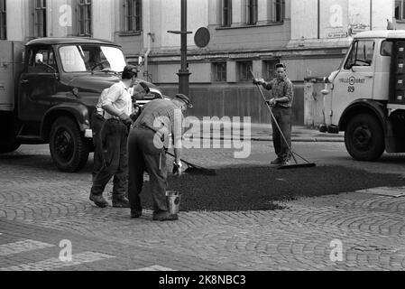Oslo 28 giugno 1969. Karl Johansgate a Oslo in una calda giornata estiva. Qui ci sono alcuni lavoratori che hanno messo l'asfalto sulla cima di ciottoli. Brosten, acciottolato. Foto: Per Ervik / corrente / NTB Foto Stock