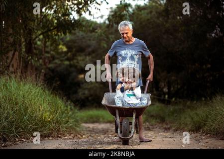 Un nonno che gioca con i suoi nipoti - grande per famiglia e concetto di felicità Foto Stock