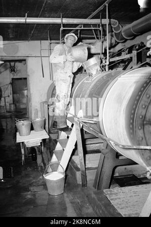 Porsgrunn, gennaio 1947 interni e vita lavorativa di Porsgrunds Porselænsfabrik, che ha iniziato la produzione di beni di consumo per le case. Qui la produzione è aumentata gradualmente. Figura 2: Le materie prime sono dipinte su Møller con pietra a pietra focaia, e l'acqua è aggiunta ad una fine argilla, caolino. La miscela viene filtrata, l'acqua spremuta e la polpa viene formata in prodotti di porcellana. (Porsgrund Porselænsfabrik) Foto: TH. Scotaam / corrente / NTB Foto Stock