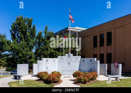 ASHEBORO, North Carolina, USA-26 SETTEMBRE 2022: War Memorial, accanto al tribunale della contea di Randolph. Foto Stock