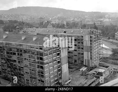 Oslo 19460824. I primi blocchi di appartamenti di Oslo in costruzione. Qui vediamo da Brochmannsgt. 12 e 14, nei pressi di Bøkkerløkka, OBOS ha iniziato a viaggiare per due isolati con un totale di 60 appartamenti. Foto: Corrente / NTB Foto Stock