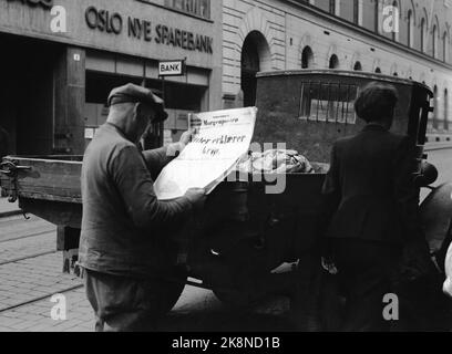 Oslo 19390902 lo scoppio della guerra / seconda guerra mondiale scoppia. La Germania invase la Polonia il 1 settembre 1939. La notizia giunse in Norvegia il giorno seguente, e i giornali uscirono con tipi di guerra alla prima pagina. Qui un uomo legge il giornale Morgenposten con il testo 'Hitler dichiara la guerra '. Foto: NTB / NTB Foto Stock