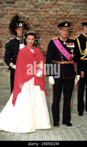 Oslo 19970528: La regina Sonja e il re Harald arrivano nel giorno della Gallama ad Akershus in connessione con la visita di stato del re Alberto II e della regina Paola del Belgio in Norvegia. La Regina in abito di gala bianco con scialle rosse e diadem. Foto: Jon EEG NTB / NTB Foto Stock