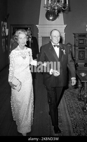 Oslo 19720803. Il VII 100th° anniversario di re Haakon. Qui, la regina Ingrid arriva dalla Danimarca e dal re Olav per la cena di gala al castello di Akershus. Foto: NTB / NTB Foto Stock