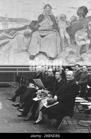 Oslo Febbraio 1973. Regina Margrethe di Danimarca in 3 giorni visite ufficiali ad Oslo. Ha con la famiglia, il principe Gemalen il principe Henrik ed i due figli ereditano il principe Frederik ed il principe Joachim. Qui la regina Margrethe visita il Museo Munch con il re Olav e il principe ereditario Harald. Foto: Corrente / NTB Foto Stock