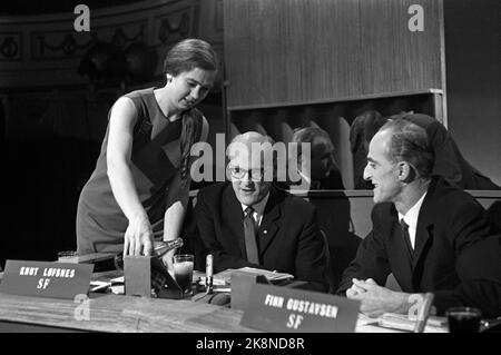 Oslo 19650903. Dibattito elettorale in radio e televisione prima delle elezioni parlamentari 1965. I partecipanti del Partito popolare Socialista, il rappresentante parlamentare Finn Gustavsen (t.H.) e il segretario di partito Knut Løfsnes. Foto NTB / NTB Foto Stock