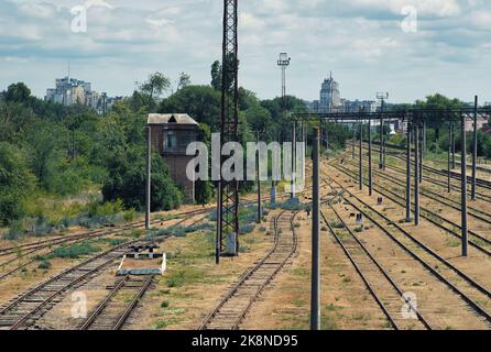 La stazione ferroviaria di epoca sovietica e la ferrovia nella città di Tiraspol, Transnistria Foto Stock